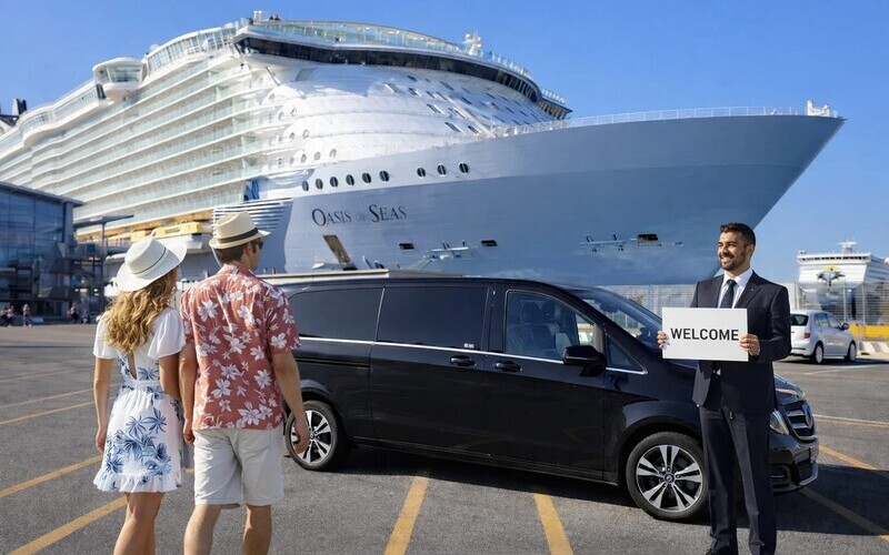 Professional driver holding a welcome sign at Livorno or La spezia cruise port with cruise ship private shore excursion to Florence and Pisa