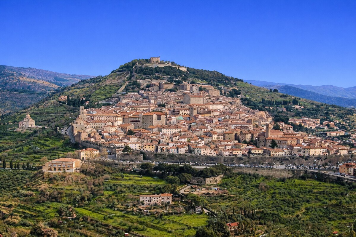 Cortona hilltop town Val di Chiana private transfer Florence